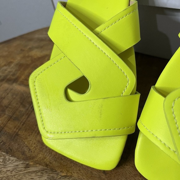 Women's Neon Yellow Fashion Retro Slip On Sandal New In The Box Size 40 (US9) - Picture 2 of 6